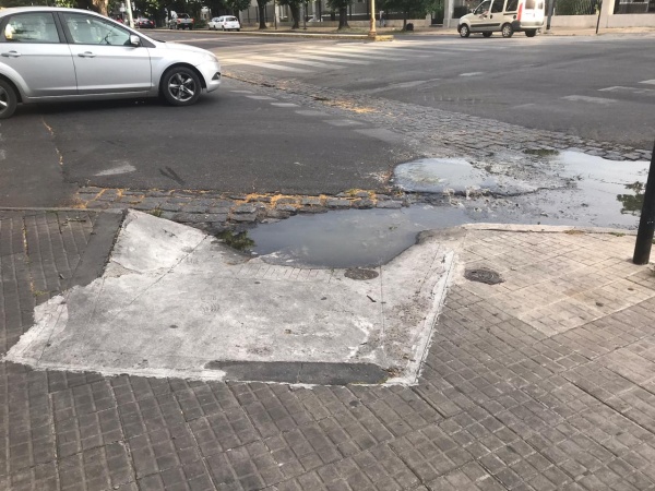 Una gran pérdida de agua obstruye una rampa para discapacitados de La Plata en 7 y 35