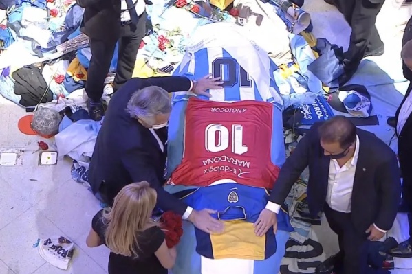 Con lágrimas, Alberto Fernández despidió a Diego Maradona: cuáles fueron sus ofrendas