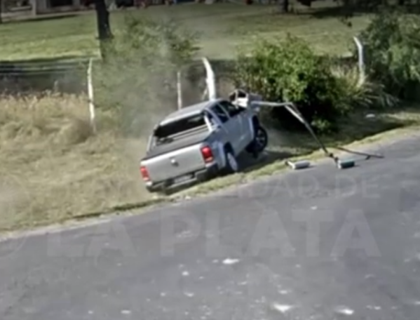 Una camioneta perdió el control, chocó contra un poste y lo derribó en Abasto