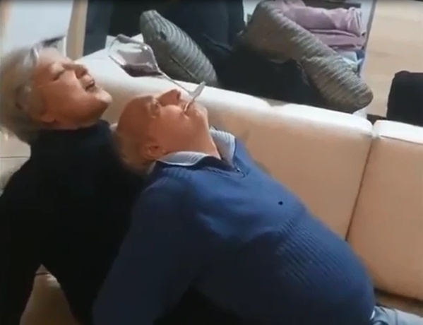 La pareja de ancianos que se volvi&oacute; viral por un reto que incluye vino y mucha habilidad