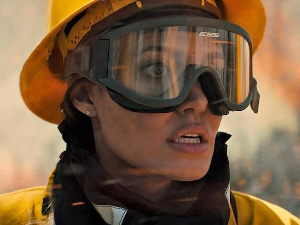 Angelina Jolie regresó a la pantalla grande, como bombera en la película 'Aquellos que desean mi muerte'