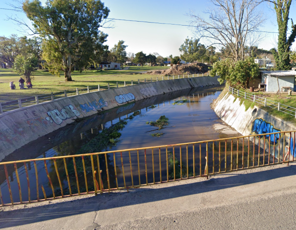 Vecinos de Villa Elisa denuncian constantes carreras clandestinas pasando el Arroyo Carnaval