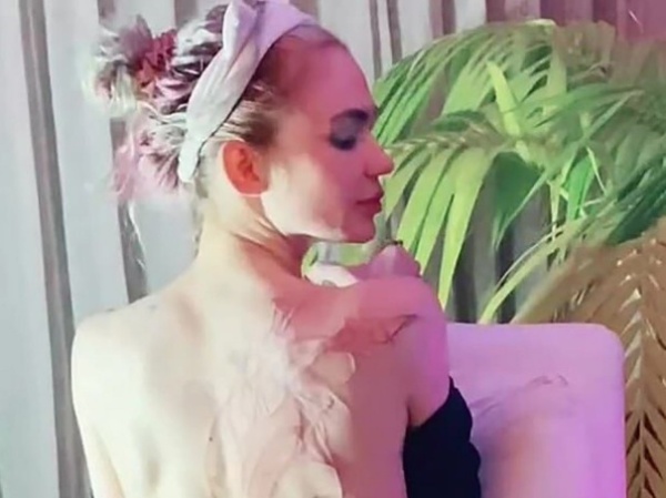 Las "cicatrices alien&iacute;genas" de la cantante Grimes, que quiere irse a vivir a Marte