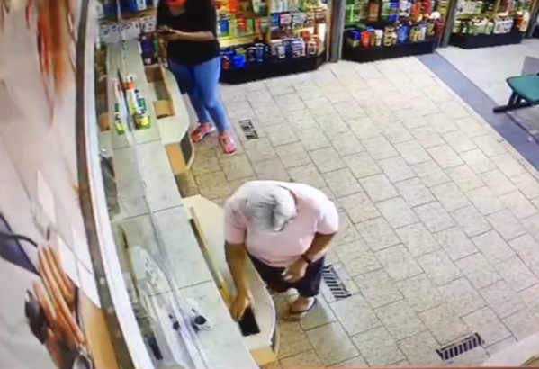 VIDEO: una señora se robó un celular de una farmacia de Los Hornos mientras esperaba ser atendida y quedó escrachada