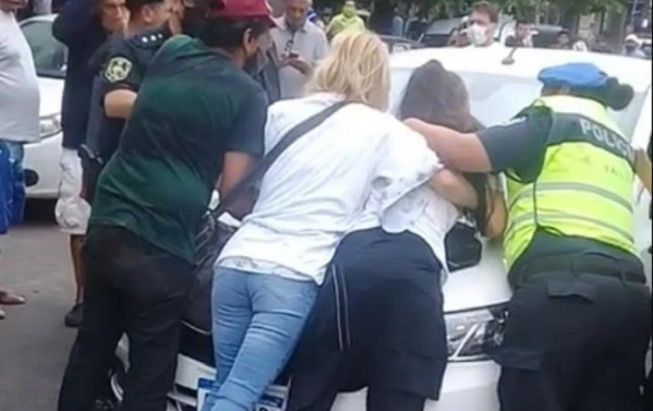 Un hombre embistió con su auto a manifestantes que cortaban la calle y arrastró tres cuadras a una mujer