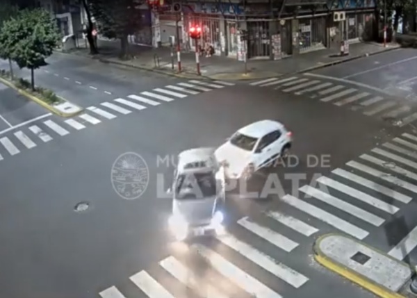 Así fue el peligroso choque en 7 y 54 que pudo haber terminado en tragedia