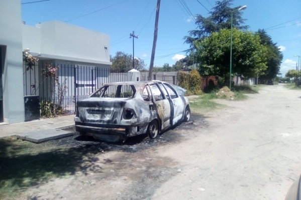 Prendieron fuego un auto en un barrio de La Plata