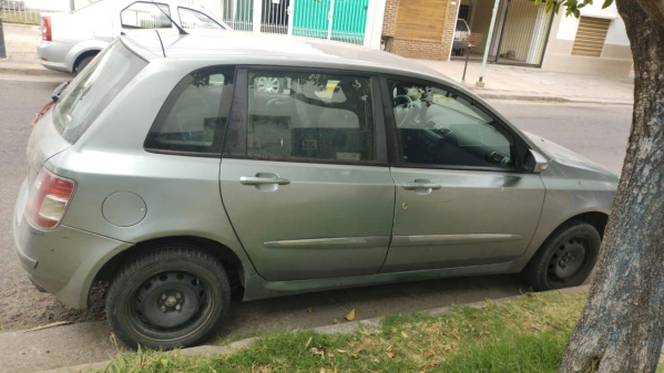Rompió la puerta de un auto para robar una billetera en La Plata, pero era el auto de un policía y lo detuvieron