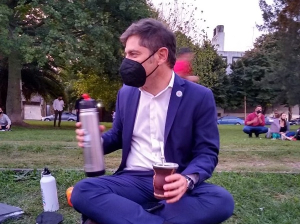 Kicillof sorprendió a los vecinos de Villa Elvira y tomó mate en la rambla de 1 y 72