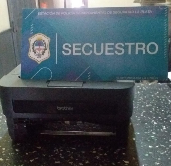 Rob&oacute; un comercio en La Plata y lo detuvieron con una impresora en la mano
