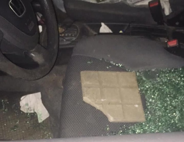 Destrozó un auto en 64 y 118 con una baldosa, ya tenía el motor en marcha y justo apareció la Policía