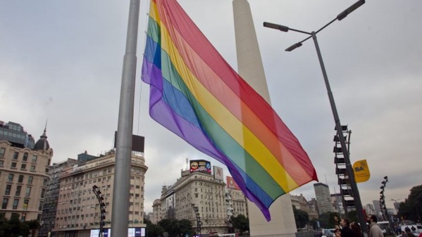 Izaran la bandera del orgullo en el Obelisco por el día contra la discriminación a la diversidad sexual