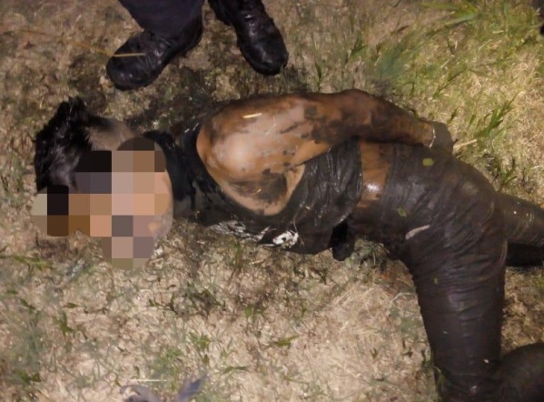 Un ladrón se camufló con barro y pasto en 31 y 76 para no ser visto por la policía