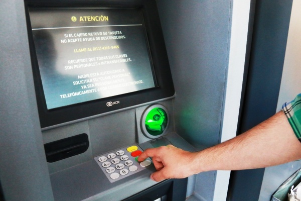 El Banco Central extenderá la gratuidad en el uso de cajeros automáticos de todas las redes