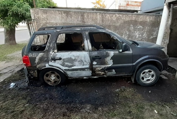 El "Loco de los Bidones" hace estragos en Berisso: los vecinos piden que lo internen de forma urgente