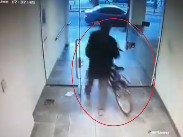 VIDEO: Irrumpió en un edificio de La Plata, robó una bicicleta y se fue pedaleando