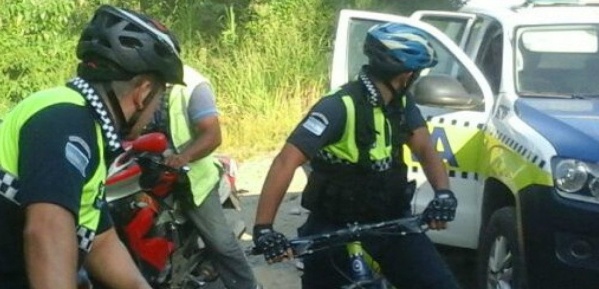 Policía utilizó su propia bicicleta para detener a un motochorro en plena persecución