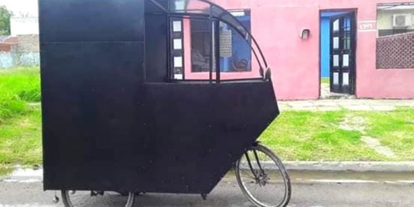 Se quedó sin trabajo, se reinventó y creo su “Biciflete” platense para sobrevivir en plena pandemia