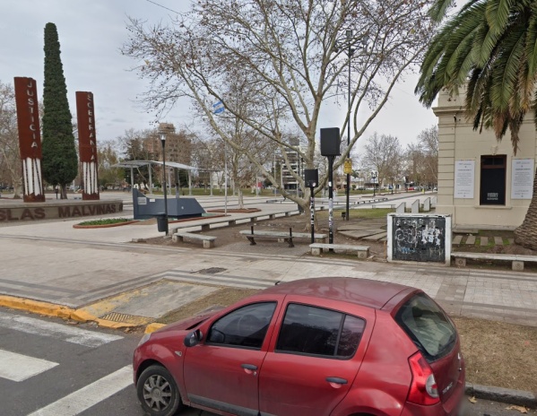 Los "biciladrones" atacaron de nuevo en Plaza Malvinas pero no llegaron muy lejos