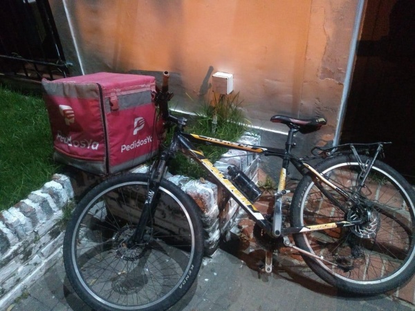 Atacaron a otro repartidor de una aplicación: fue en City Bell y lo amenazó con un arma