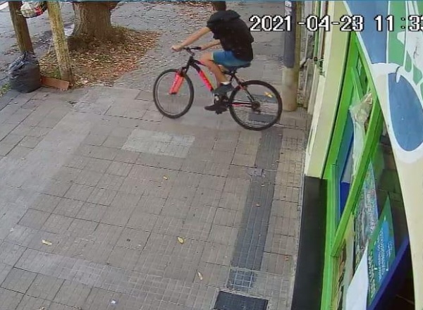 Una vecina fue a la plaza de 19 y 60, y se encontró con el hombre que había robado su bicicleta