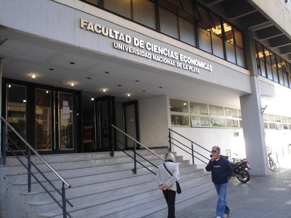 Vecinos denuncian "olores nauseabundos" en la cuadra de la Facultad de Economía