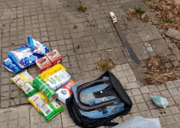 Recibió un bolsón de comida en un jardín de La Plata y un hombre con machete se lo robó en la puerta