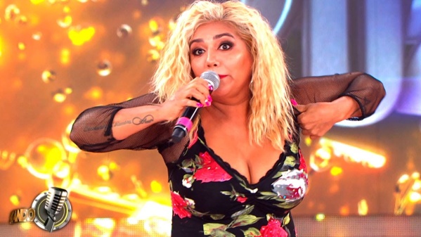 La polic&iacute;a se acerc&oacute; al estudio del Cantando 2020 para notificar a la "Bomba" Tucumana