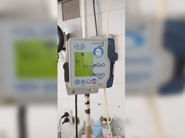 Tiene un estómago artificial y necesita una bomba alimentaria para poder volver a su casa en La Plata