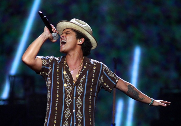Bruno Mars presentó un adelanto de su nuevo disco