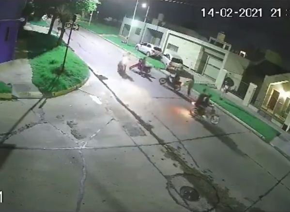 Brutal ataque motochorro en 10 y 511: un joven fue encerrado y todo quedó grabado