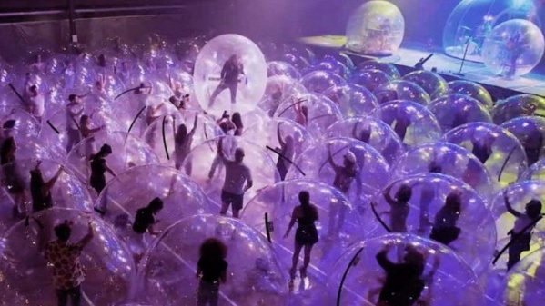 Increíble pero real: Una banda de rock dio un show dentro de "burbujas de plástico"