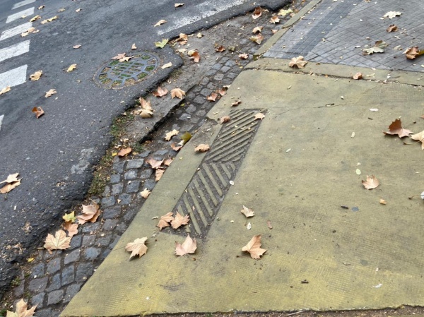 "&iquest;C&oacute;mo se hace para pasar por ac&aacute;?": Las rampas para subir a las veredas en La Plata, cada vez peor