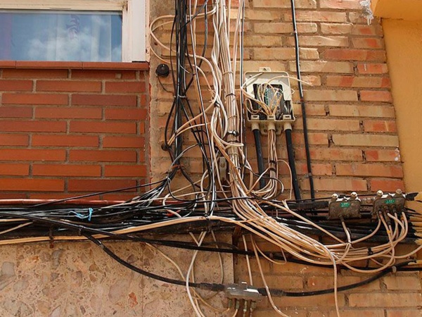 Vecinos de Villa Elisa reclaman que el corte de un cable maestro dejó a todo un barrio sin internet por segunda vez en el año