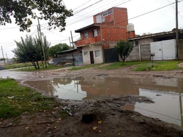 Vecinos de Los Hornos denuncian una calle "intransitable"