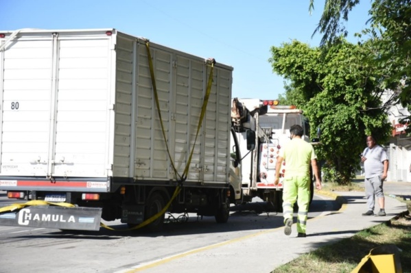 Manejaba un camión, se durmió y volcó en la rotonda de la Autopista La Plata- Buenos Aires