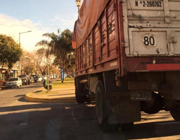 Vecinos de Los Hornos temen por un "grave accidente" por los autos y camiones mal estacionados en 137 y 64