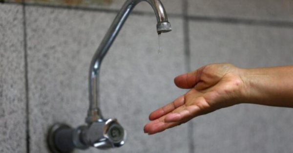 En Gonnet varios vecinos denuncian que siguen sin agua