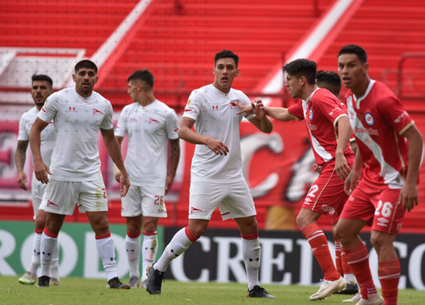 A Estudiantes le salieron caros los cambios y no pudo contra Argentinos