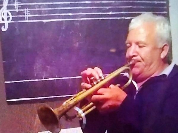 Falleció el hombre al que su hija le tocaba la trompeta fuera del hospital: "Estarás en cada nota"