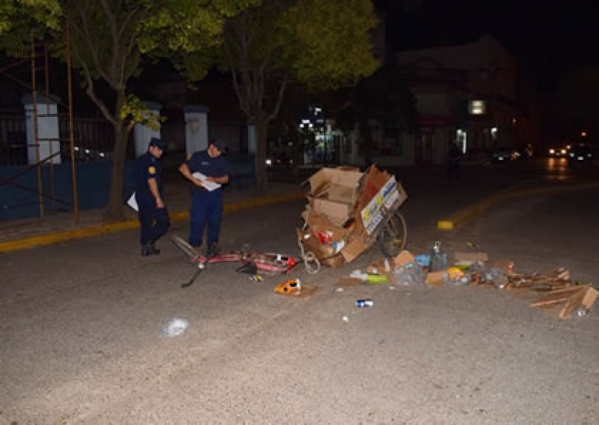 Atropellaron a un cartonero en Tolosa y quedó con fractura de tibia y peroné: el conductor huyó