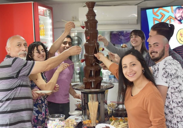 Furor en La Plata por la cascada de chocolate más grande del mundo: su dueño es de Los Hornos y contó todo