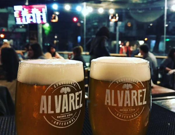 Polémica e indignación por las respuestas del dueño de un bar: "Hicimos todo a propósito para que te agarre COVID-19"