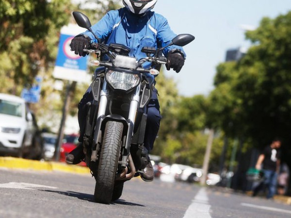 Atraparon a un hombre que se paseaba en una moto robada por La Plata
