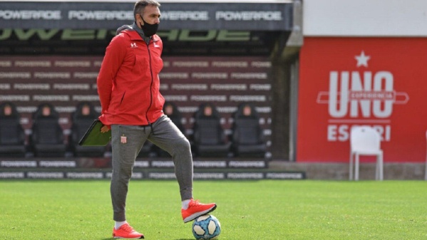Estudiantes se prueba en un amistoso y Des&aacute;bato busca variantes para el juego ante Aldosivi