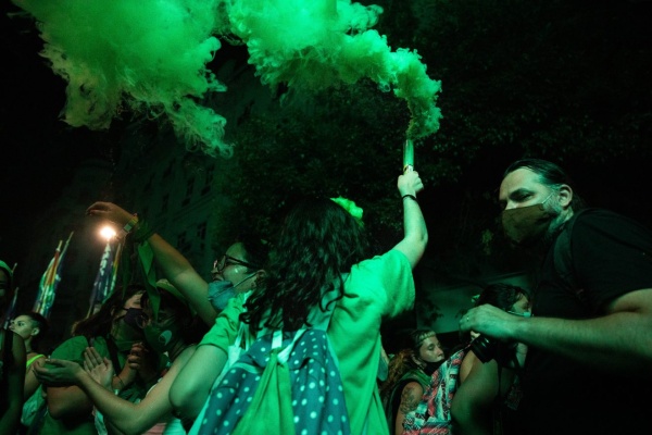En Chile comenzó a debatirse el aborto legal y los diputados citan la "marea verde argentina"