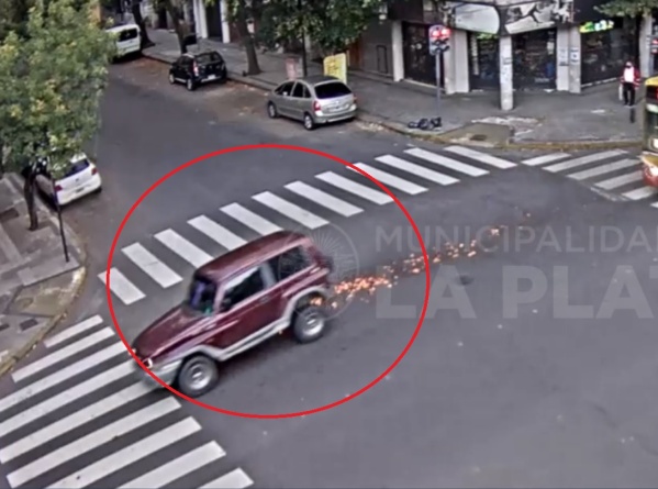 A pura chispa: así escapaba un auto por Avenida 7 luego de chocar contra una camioneta