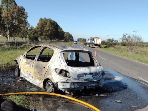 Chocó, volcó y su auto se prendió fuego en El Peligro