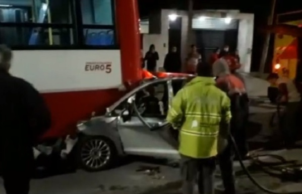Tras un choque impresionante, un auto quedó abajo de un micro en La Plata