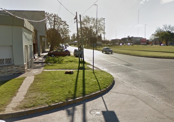 Murió un joven en Los Hornos tras chocar contra un poste: era de nacionalidad boliviana